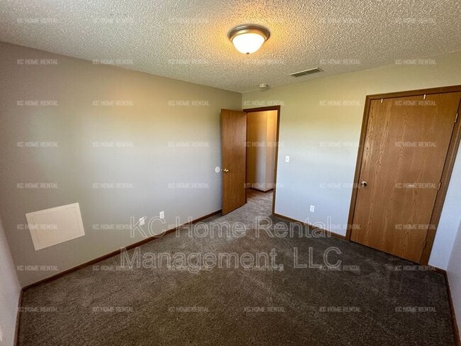 Building Photo - 502 Sky Vue Dr