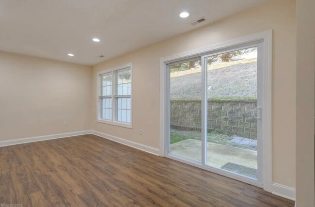 Building Photo - 435 Pin Oak Dr NW