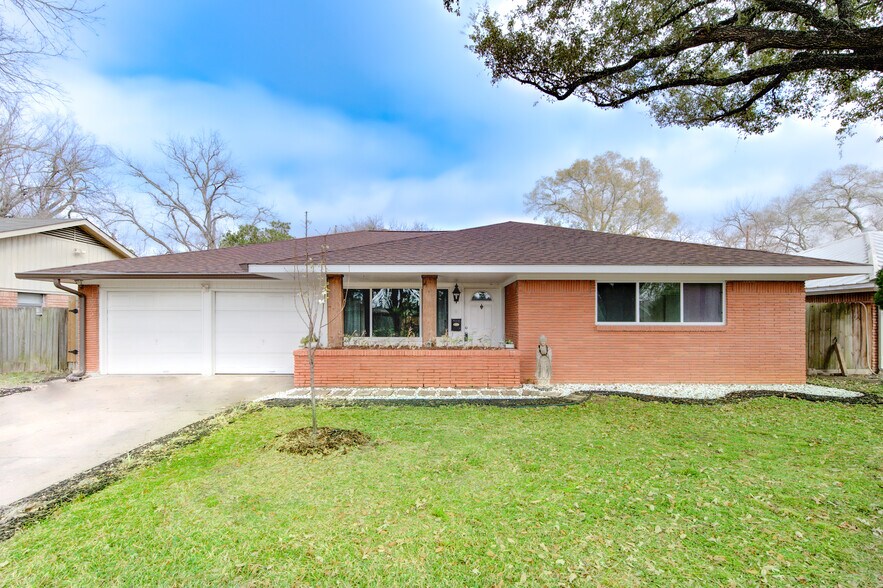 Building Photo - 6026 Clarewood Dr