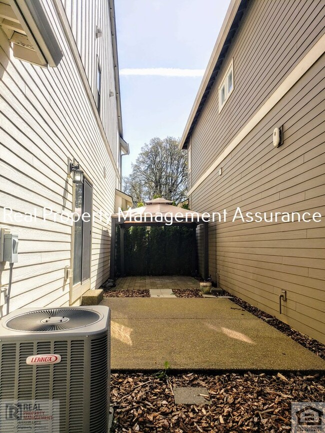Building Photo - 11906 SW Palermo St