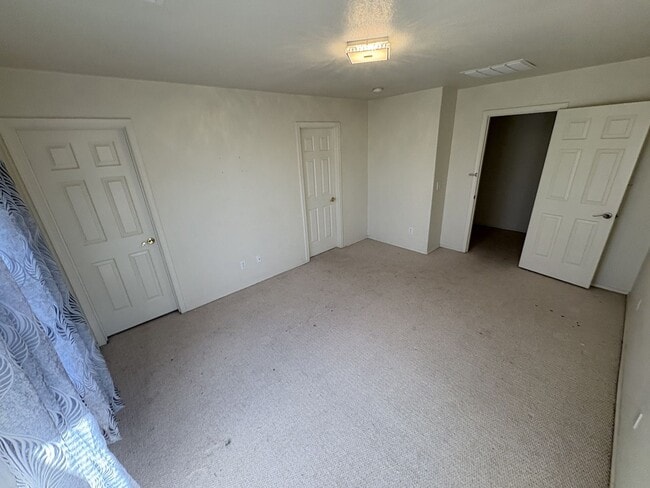 Building Photo - Riverhaven Great Central Location