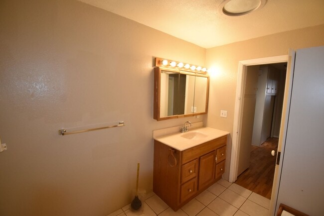 Building Photo - Cozy Home waiting for you.