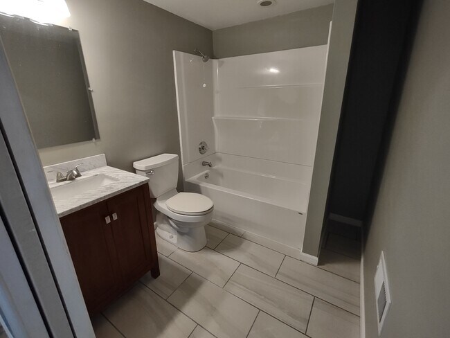 Building Photo - 5585 Woodruff Shore Dr