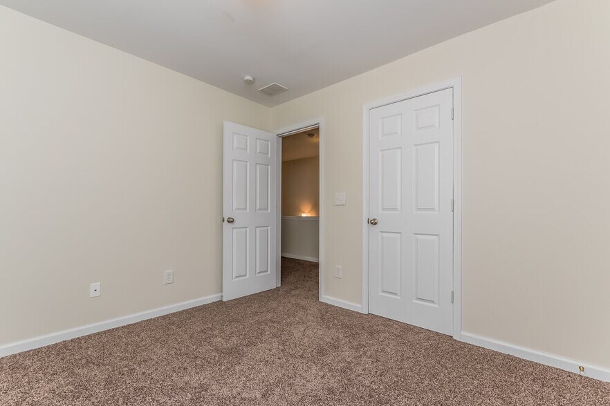 Building Photo - 2740 Mayfair Dr