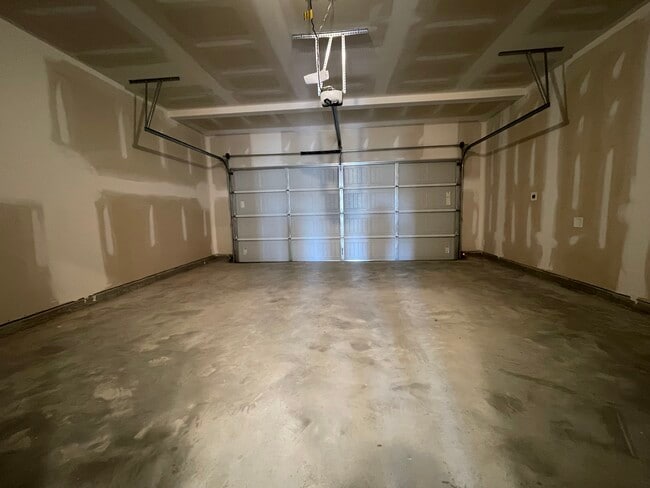 Building Photo - 112 Briarwood Dr E