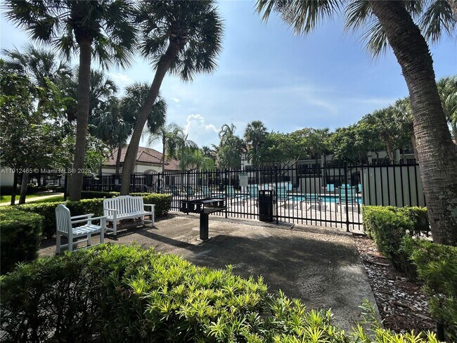 Building Photo - 540 S Park Rd