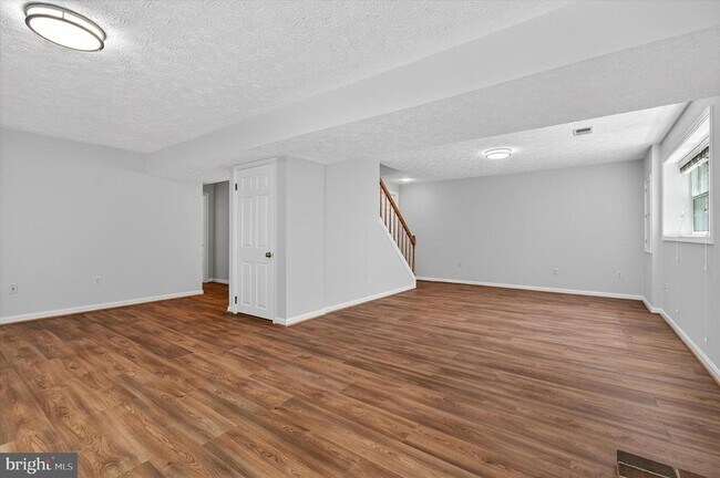 Building Photo - 8405 Overlook St