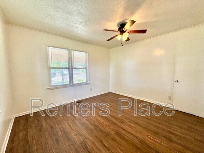 Building Photo - 319 E Dawes Ave
