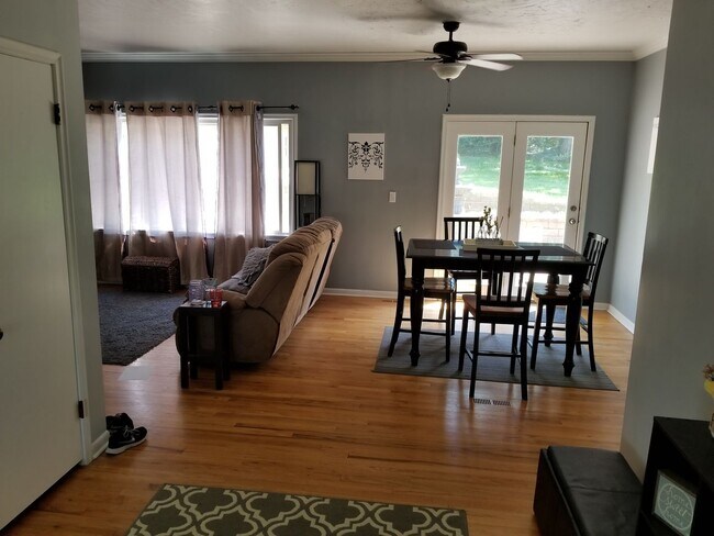 Building Photo - Aksarben/UNO 4 bed 2 bath with gas firepit...