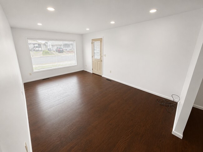 Building Photo - Newly Renovated 3 Bedroom Home with Bonus Family Room