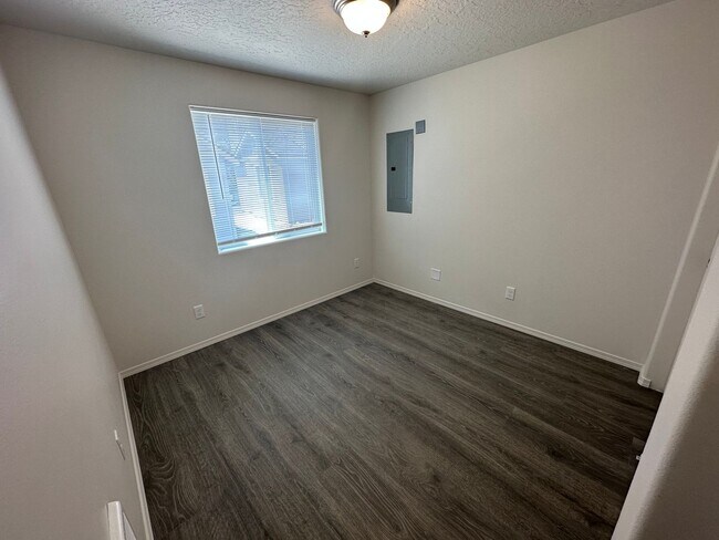 Building Photo - MIDTOWN Newer 2 Bdrm Cottage, 1 bath, Air Conditioning, Laundry Room, Large Patio, Off Street Par...