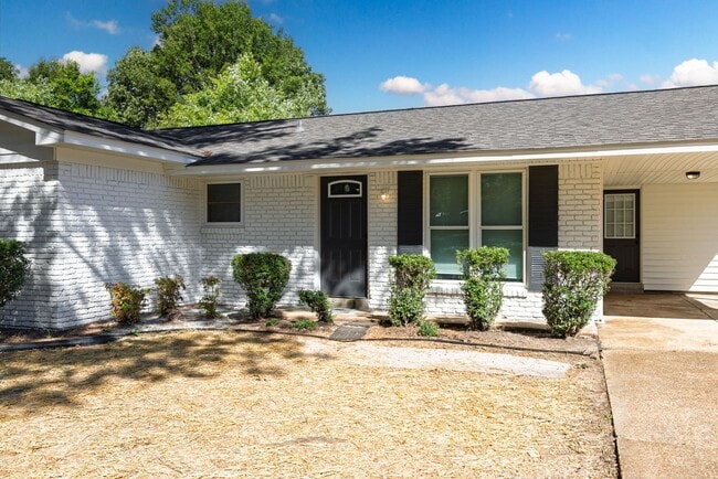 Building Photo - 3 bedroom, 2 bath recently renovated in So...