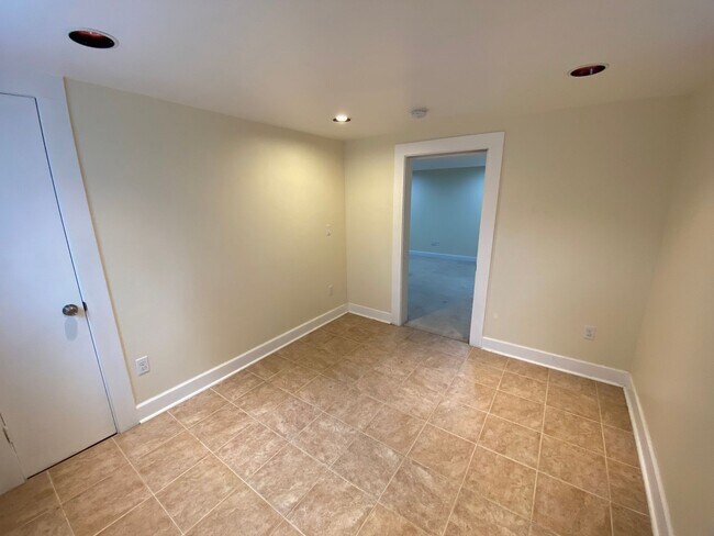 Building Photo - Arbor Lodge Bungalow!