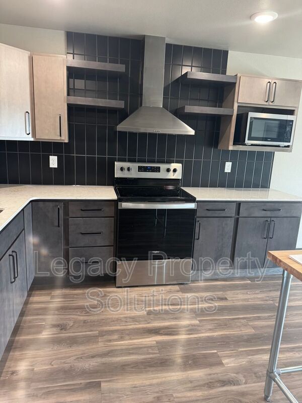 Building Photo - 220 E Greenfield Ln