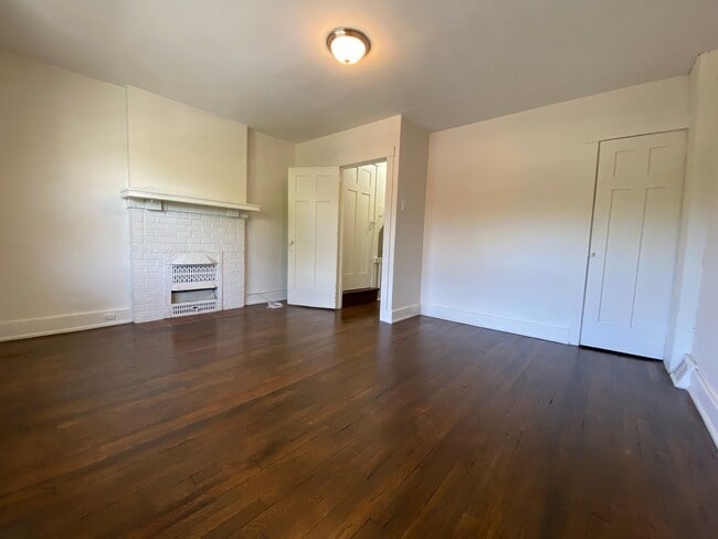 Building Photo - Pet Friendly Squirrel Hill Townhome! Both Covered Front Porch & Backyard!