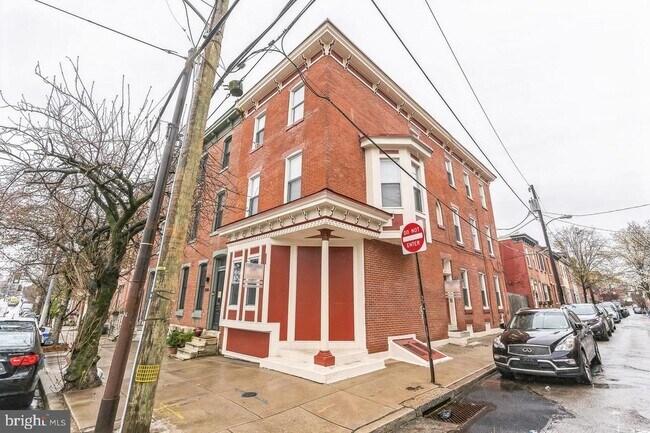 Building Photo - 2528 Poplar St