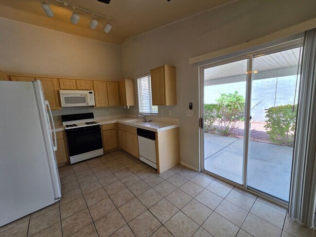 Building Photo - Cozy 3 Bedroom Single Story Home with a Den