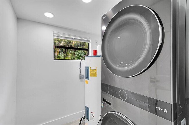 Building Photo - 400 NE 26th Dr