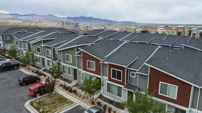 Building Photo - Herriman Town Home