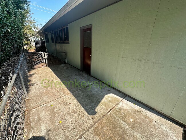 Building Photo - 2- Bedroom, 1.5-Bathroom House in Concordi...
