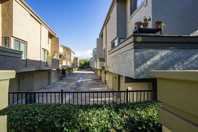 Building Photo - Beautiful townhome in La Jolla!  Three bedrooms plus office/extra bedroom! Available immediately!