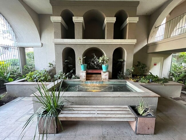 Building Photo - **555 Maine Ave #304 Long Beach** 3 bedroom 2 bath condo less than 5 miles from the beach