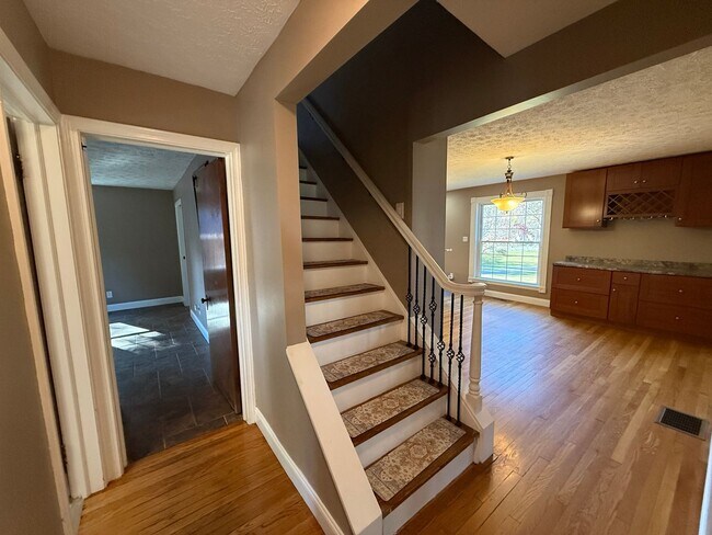 Building Photo - Spacious 4-Bedroom Property with In-Law Su...