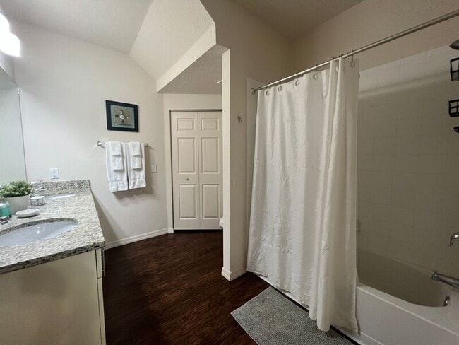 Building Photo - 8932 Shine Dr