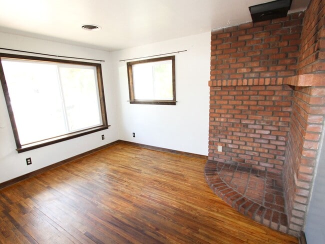 Building Photo - Bright 2BR Flagstaff Home | Fenced Yard & ...