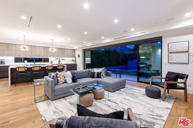 Building Photo - 6201 Lindenhurst Ave