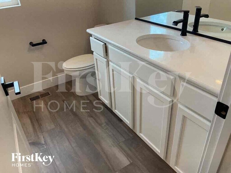 Building Photo - 6907 Akela Ln