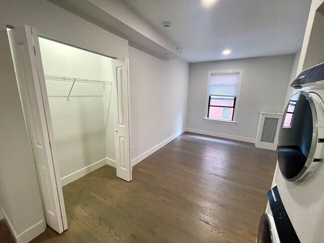 Building Photo - Newbury St Studio apartment on top floor with laundry in unit
