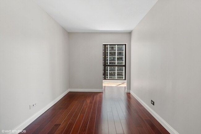 Building Photo - 1540 N La Salle Dr