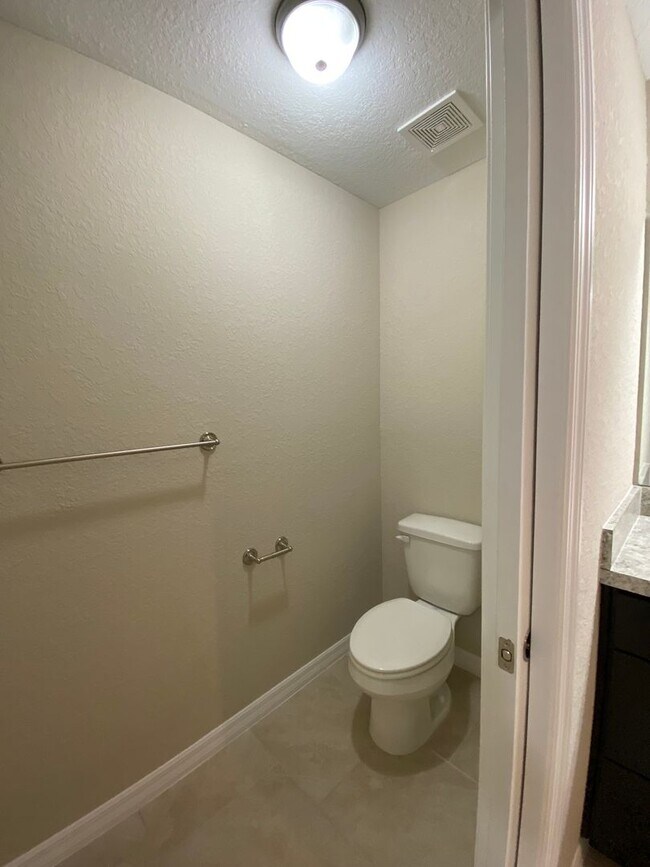 Building Photo - Custom Home - Desirable SE Ocala Neighborh...