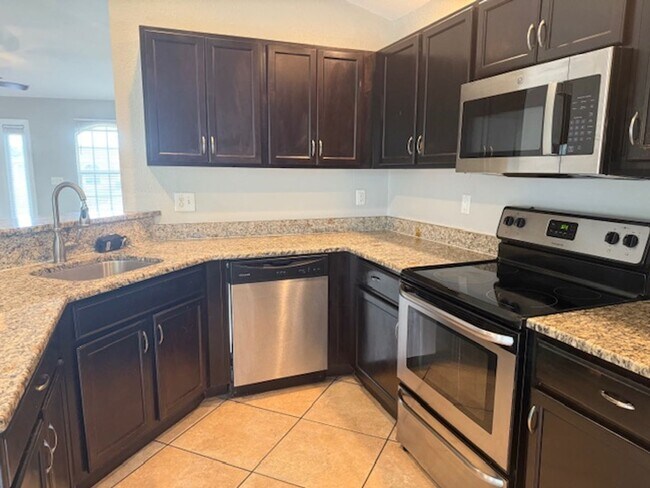 Building Photo - Spacious 3 Bed / 2 Bath Home in the Heart ...