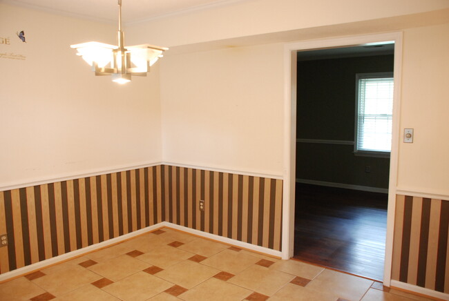 Building Photo - 3 Bedroom, 2.5 bath house in Newport News-...