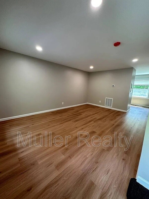 Building Photo - 3636 Old Valley View Dr