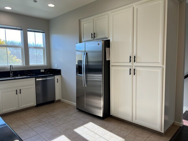 Building Photo - 1585 Agnew Road