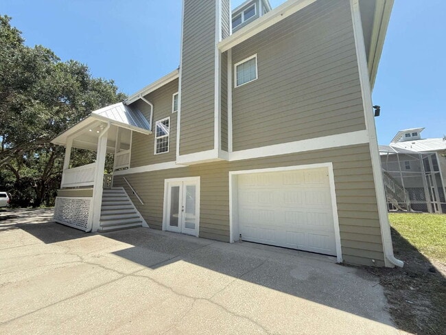 Building Photo - 7808 Bay Dr