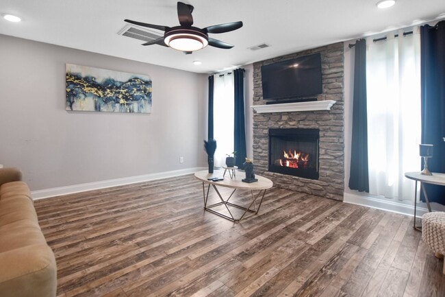 Building Photo - Pet Friendly Three Bedroom!