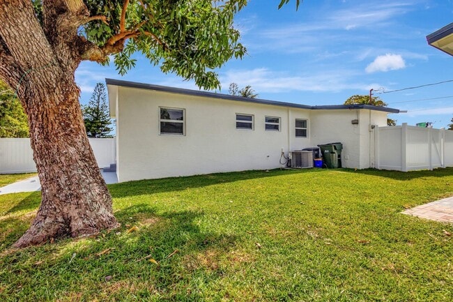 Building Photo - 1335 Lee St