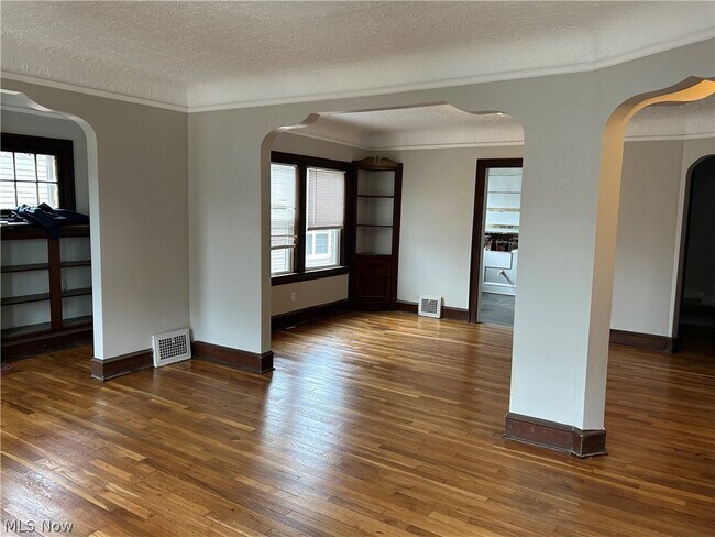 Building Photo - 1311 W 69th St