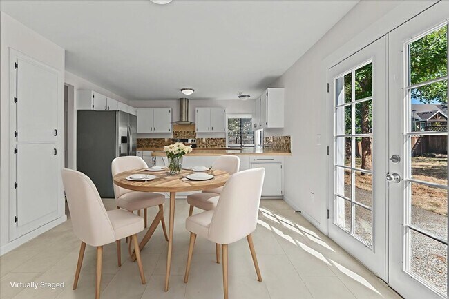 Building Photo - Beautifully Renovated 4-Bedroom, 2-Bath Ho...