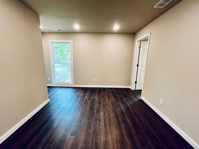 Building Photo - Modern Two Bedroom Two Full Bath House