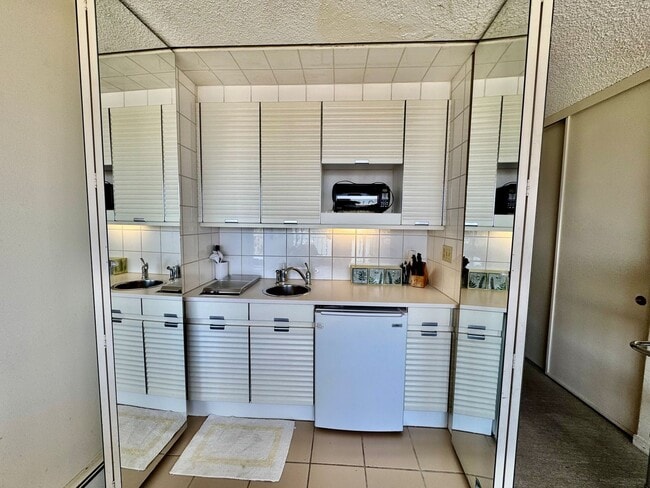 Building Photo - Million-Dollar Views, Starter Price!