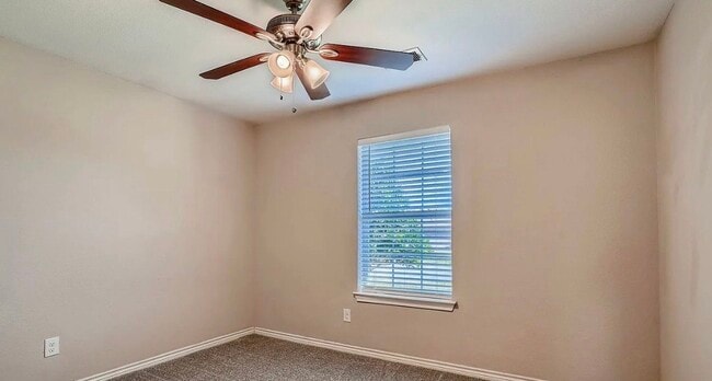 Building Photo - MOVE IN READY