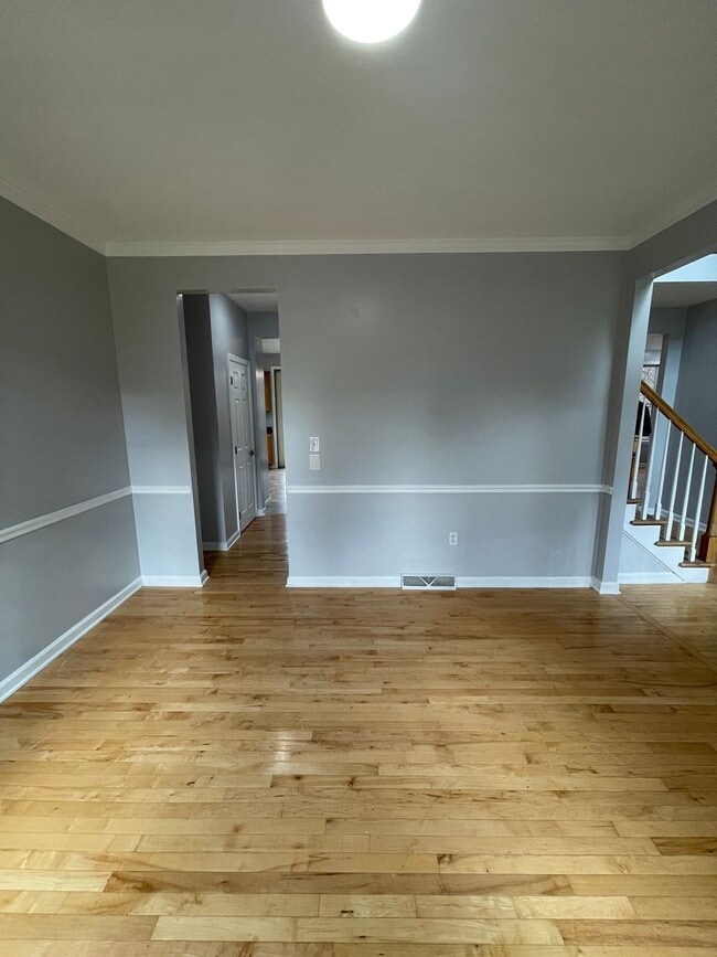 Building Photo - Beautiful custom built 5 bed 4 bath home with finished basement ready for you to move-in!