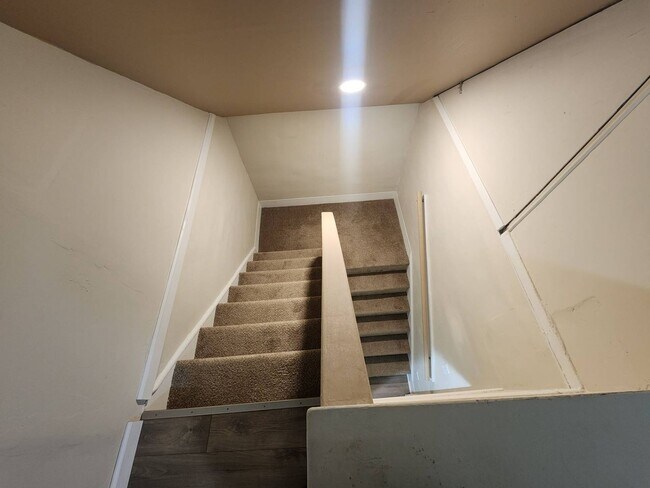 Building Photo - Charming 5-Bedroom Property in Prime Location (Section 8 vouchers Accepted)