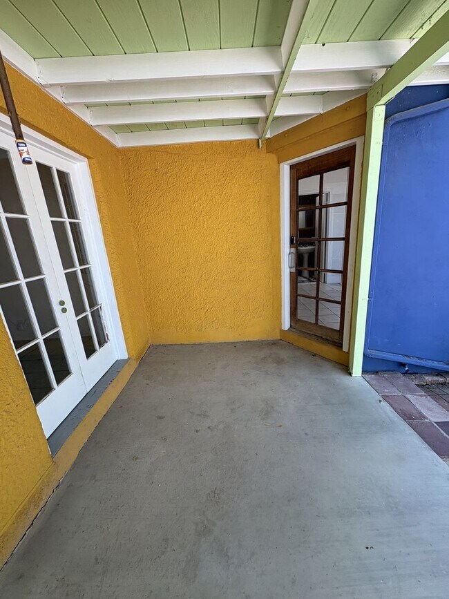Building Photo - Central Tucson charming historic adobe home
