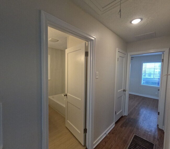 Building Photo - Cozy 2bed 1 bath